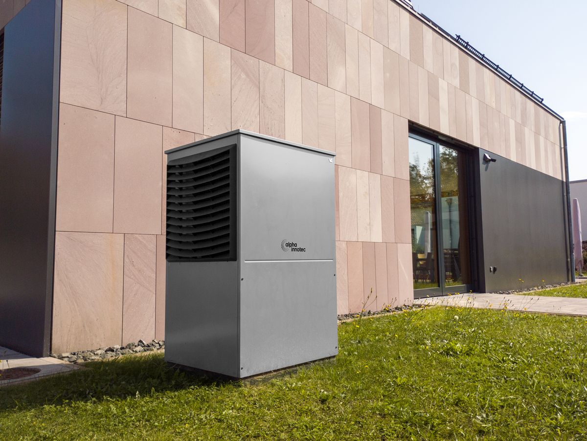 Warmtepomp buitenunit naast een woning