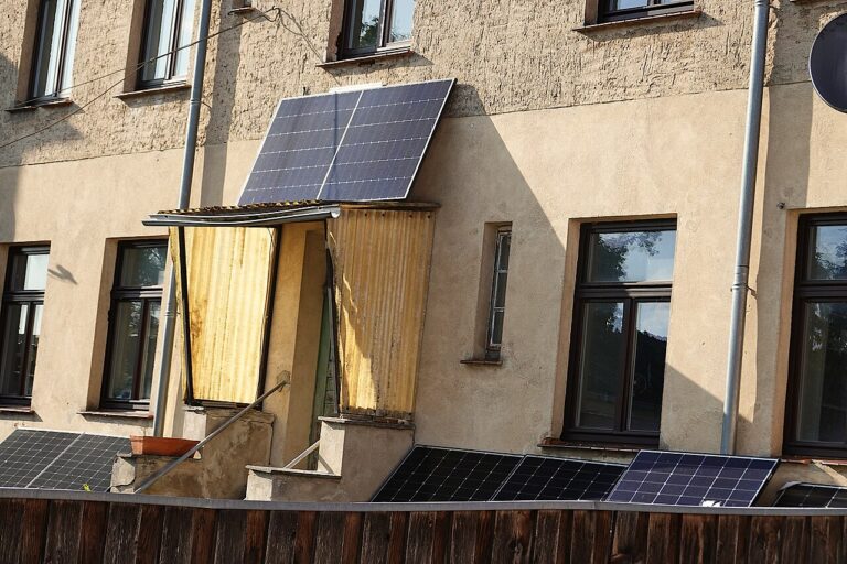 Stekkerzonnepanelen aan de balkons van een appartementsgebouw