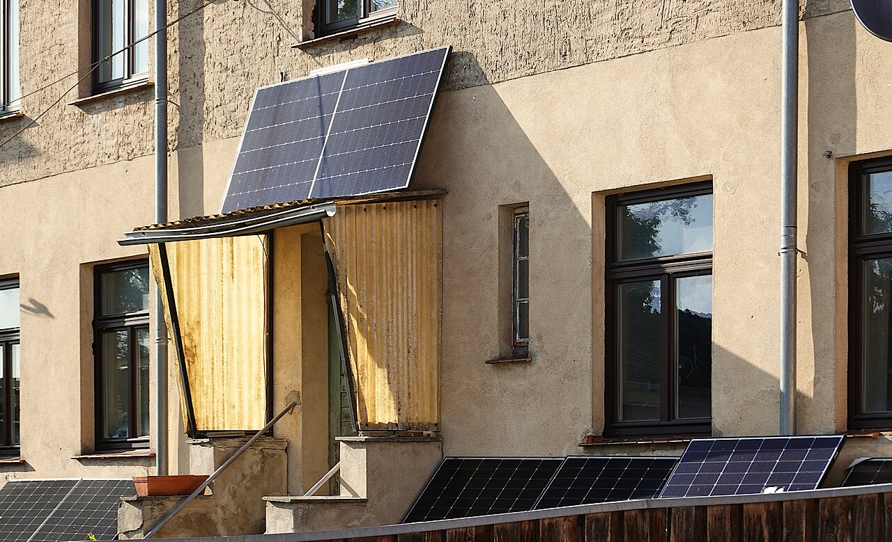 Zonnepanelen verticaal aan een balkon, met stekker aangesloten