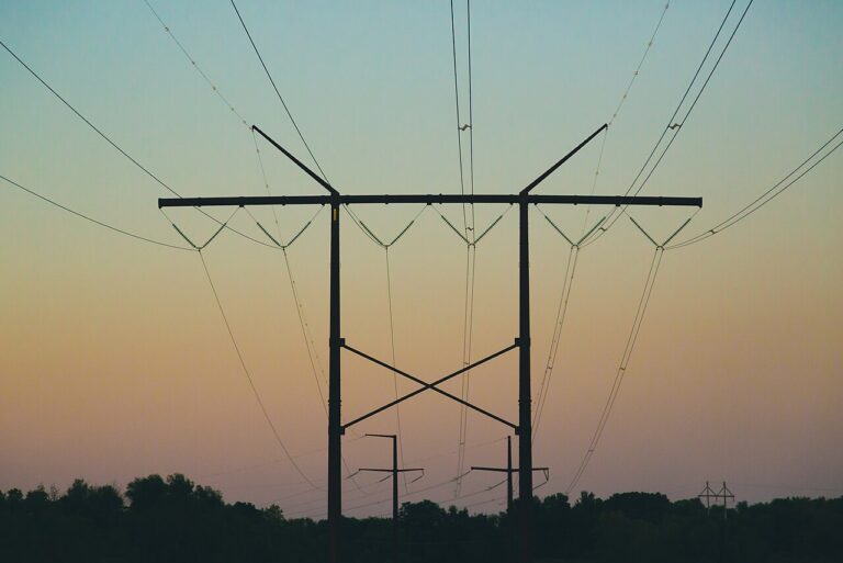 Hoogspanningsmast tegen de lucht
