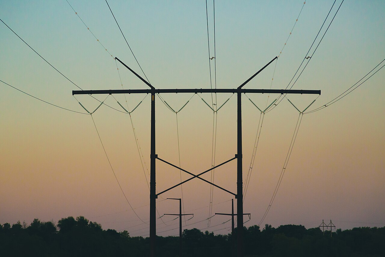 Hoogspanningsmast tegen de lucht