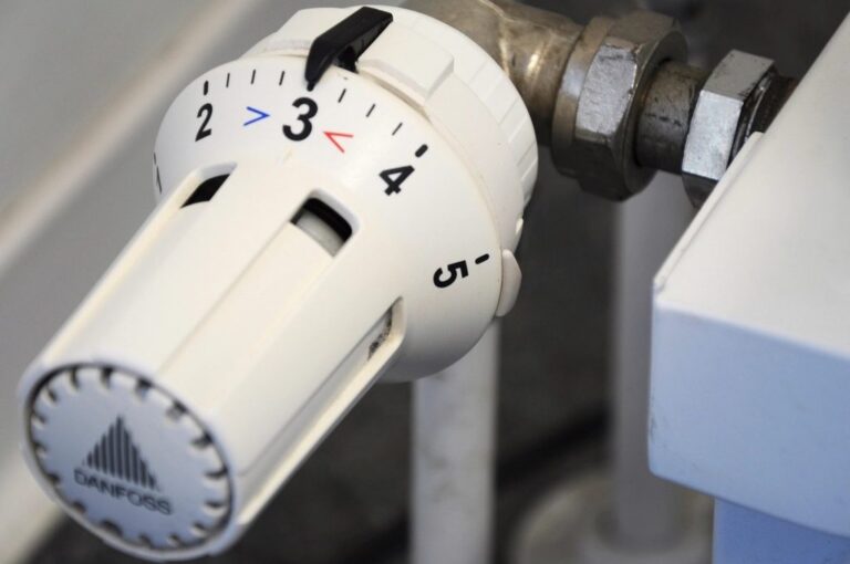 Close-up van een thermostaatknop op een radiator, ingesteld op stand 3