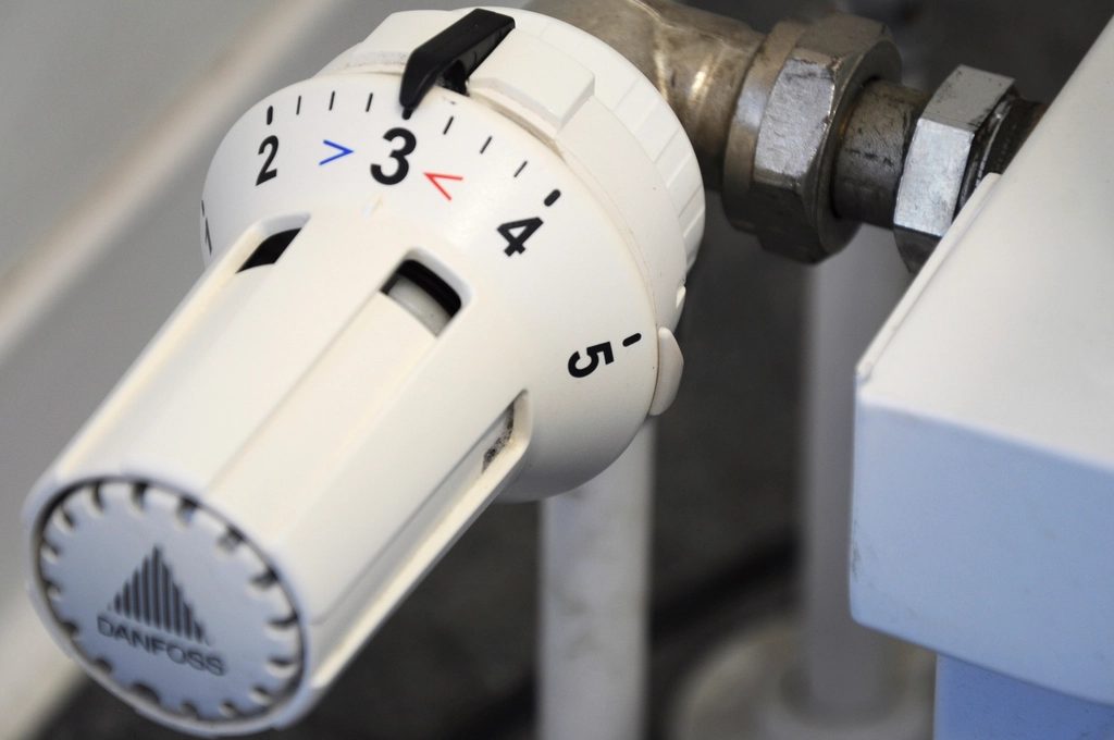 Close-up van een thermostaatknop op een radiator, ingesteld op stand 3
