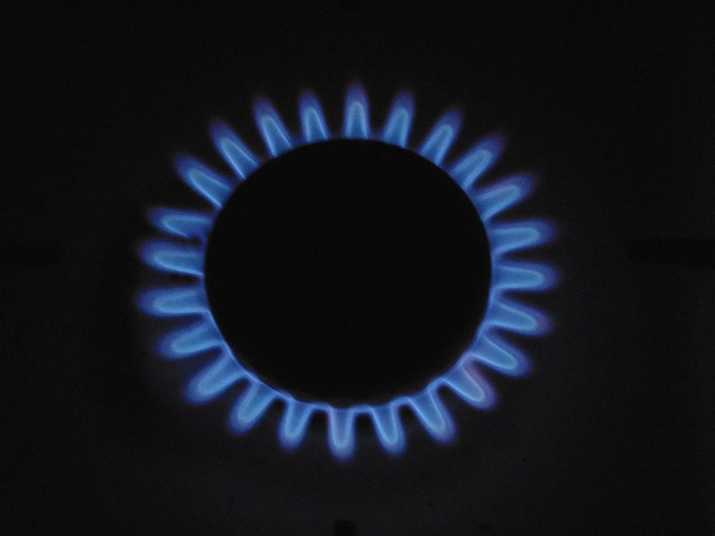 Blauwe vlam van een aardgasbrander