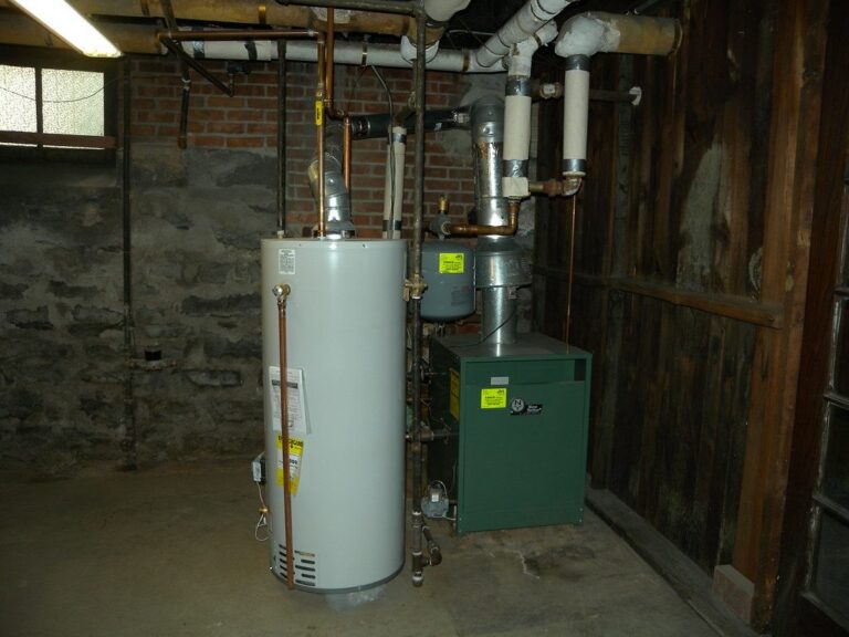 Warmwaterboiler in een kelder