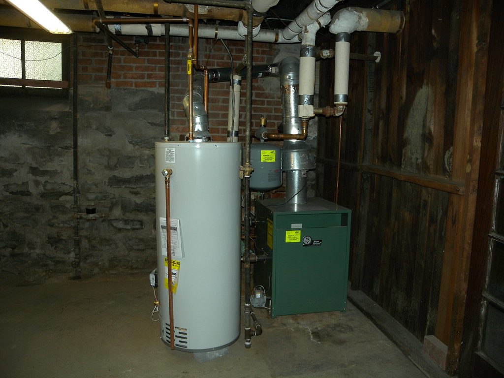 Warmwaterboiler in een kelder