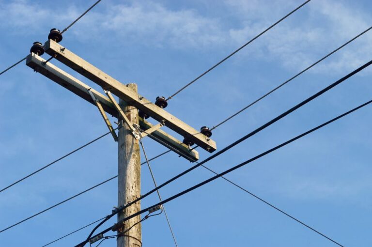 Elektriciteitspaal met stroomleidingen