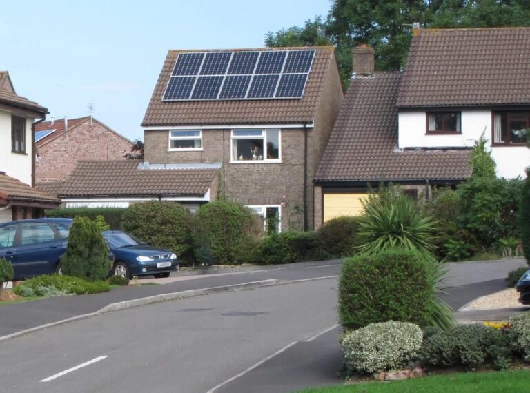 Rijwoning met zonnepanelen op het dak