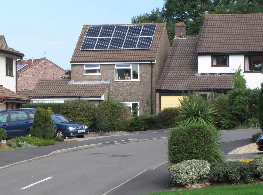Rijwoning met zonnepanelen op het dak
